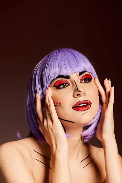 Une femme époustouflante revêtant une perruque violette vibrante et un maquillage pop art coloré, incarnant un personnage de bande dessinée sur fond sombre. — Photo de stock