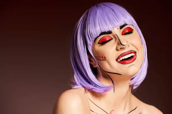 Красива жінка в фіолетовій перуці і поп-арт-макіяж посміхається на чорному тлі. — стокове фото