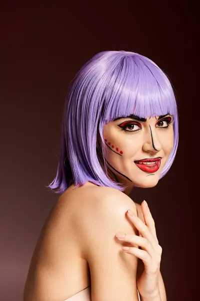 Une femme pittoresque revêtue d'une perruque violette et d'un maquillage pop art vibrant, exsudant sa créativité sur fond noir. — Photo de stock