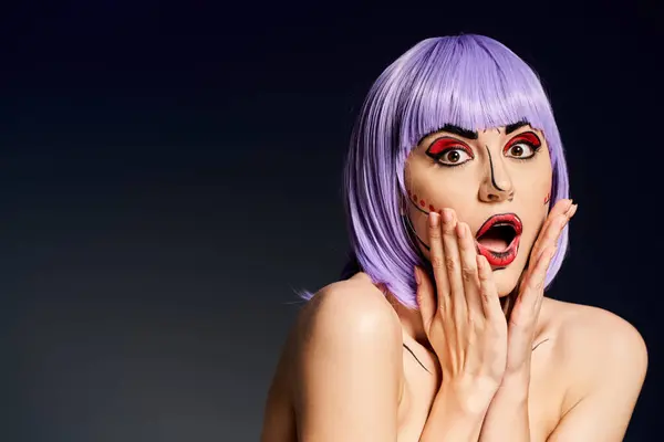 Une femme magnifique aux cheveux violets et au maquillage dramatique lève les mains sur son visage sur un fond noir. — Photo de stock