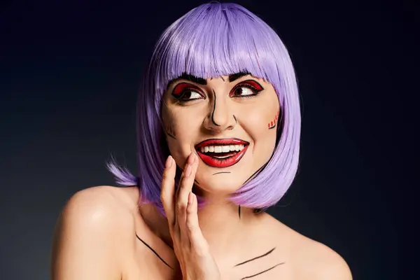 Поразительная женщина с фиолетовыми волосами демонстрирует творческий макияж поп-арта, излучающую тайну и интригу. — стоковое фото