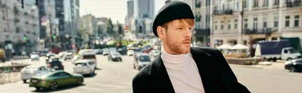 A debonair young man with red hair, in a black hat, strolling through the city streets. — Stock Photo