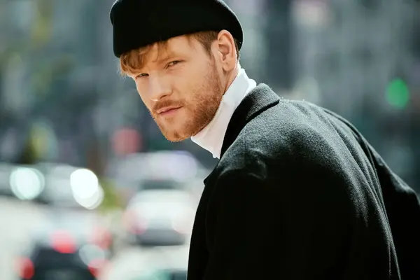 Un hombre vestido con estilo con el pelo rojo paseando por la ciudad en un sombrero negro y chaqueta. — Stock Photo