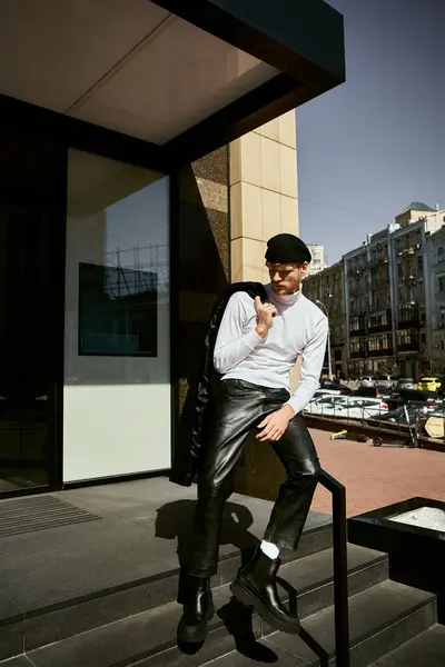 Stylish redhead man strolling confidently in city, exuding debonair charm. — Stock Photo