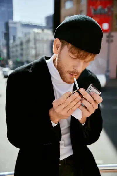 Junger rothaariger Mann in Debonair-Kleidung raucht eine Zigarette. — Stockfoto