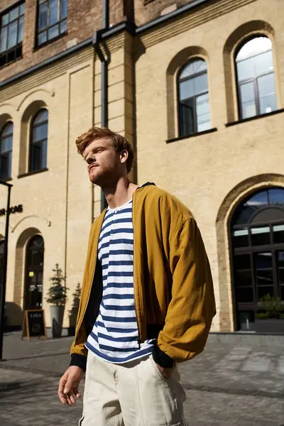 Stilvoller Mann in Debonair-Kleidung steht selbstbewusst vor hoch aufragendem städtischen Gebäude. — Stockfoto