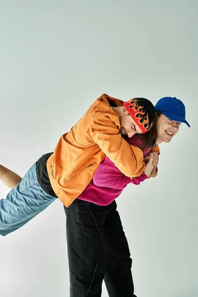 Um bonito gay casal aproveitando qualidade horário juntos. — Fotografia de Stock