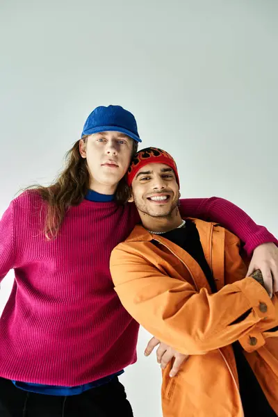 Un élégant deux hommes posant ensemble dans un moment charmant. — Photo de stock