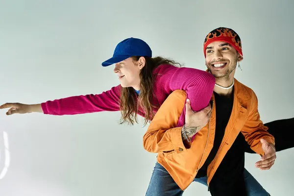 Deux hommes prennent une pose pour un moment mémorable. — Photo de stock