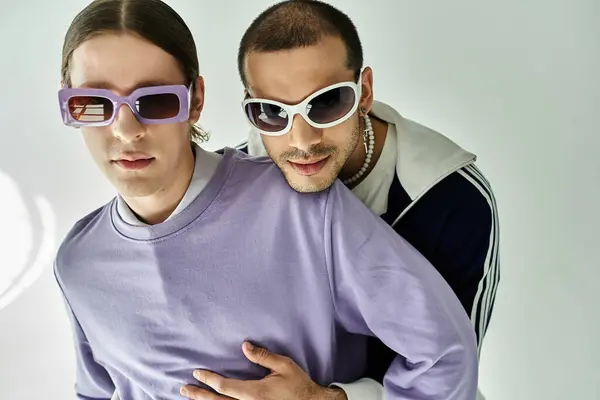 Deux hommes en lunettes de soleil posant pour une photo. — Photo de stock