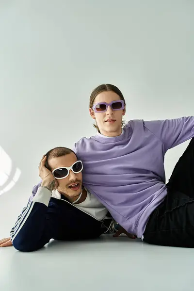 Ein paar Leute genießen die Zeit auf dem Boden liegend. — Stockfoto