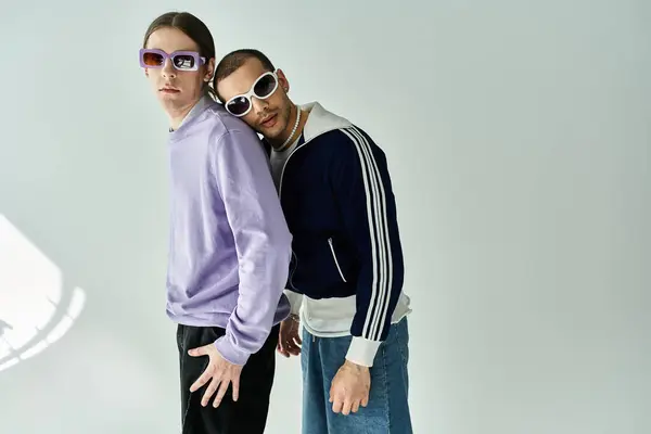 Deux hommes élégants portant ensemble des lunettes de soleil. — Photo de stock