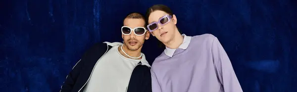 Dos hombres en gafas de sol posando juntos. - foto de stock