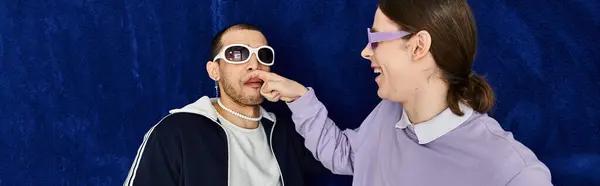 Ein Mann im lila Hemd und seine Lebensgefährtin mit Sonnenbrille posieren gemeinsam. — Stock Photo