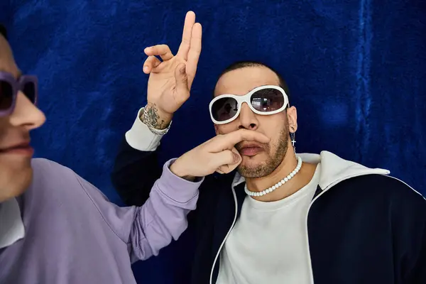 Stylish man in sunglasses, making a peace sign with his hand. — Stock Photo