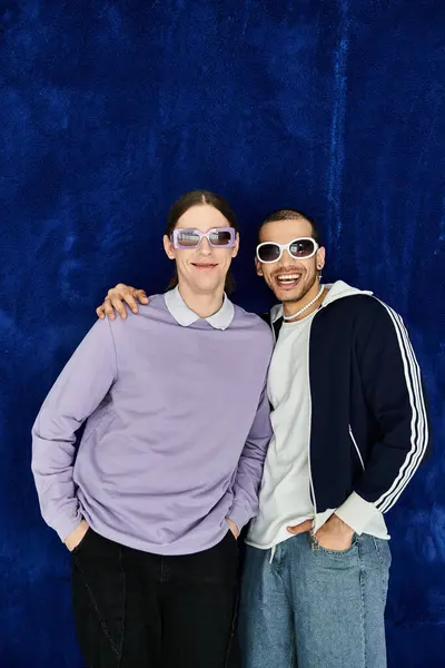 Two men with sunglasses stand side by side. — Stock Photo