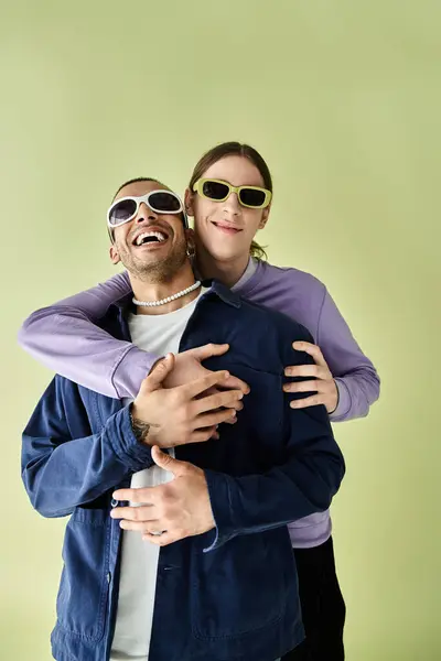 Deux hommes partageant un câlin chaleureux. — Photo de stock