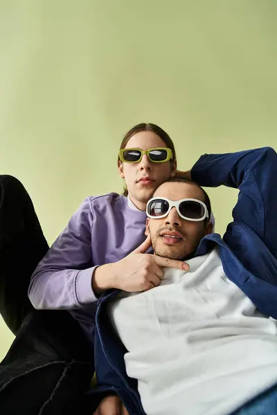 Deux hommes assis ensemble, tous deux portant des lunettes de soleil. — Photo de stock