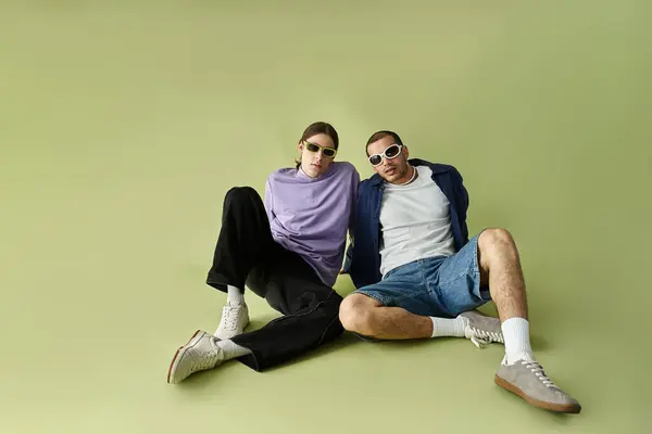 Two men enjoy quality time together while sitting on the ground. — Stock Photo