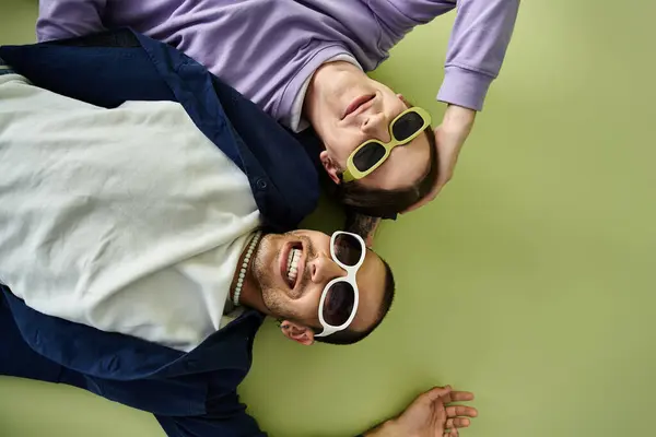 Un couple d'hommes couchés l'un près de l'autre. — Photo de stock