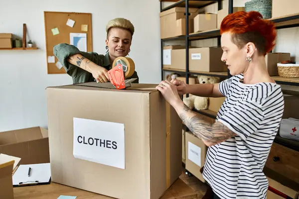 Couple volunteer together in a room filled with boxes. — Stock Photo