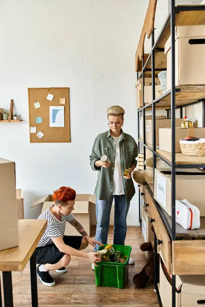 Casal interagem no quarto com prateleiras forro paredes, criando atmosfera acolhedora de conexão e alegria. — Fotografia de Stock