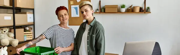 A young lesbian couple working together in an office setting. — Stock Photo