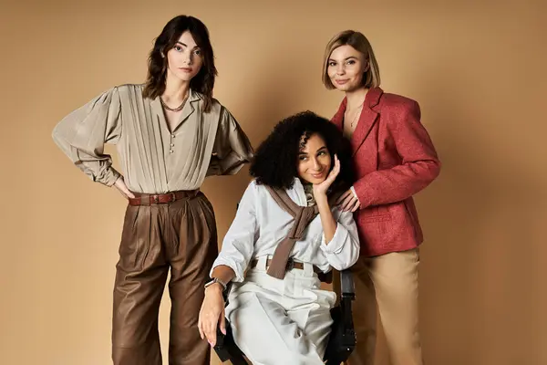 Três mulheres jovens e bonitas em trajes elegantes estão juntas, mostrando a diversidade nas culturas e na amizade. — Fotografia de Stock