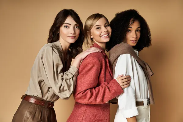 Un gruppo di giovani, belle, donne multiculturali in abiti eleganti stand insieme, in mostra l'amicizia femminile e la diversità culturale. — Foto stock