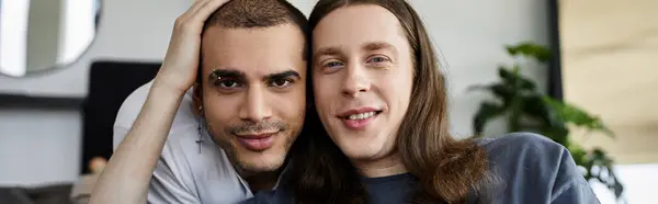 Um jovem casal gay compartilha um momento terno em seu quarto, seu amor e conexão evidente em seu olhar afetuoso. — Fotografia de Stock