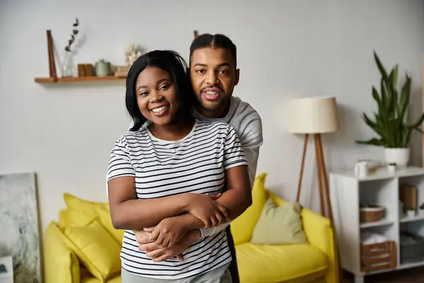 A happy African American couple embraces in their home. — Stock Photo