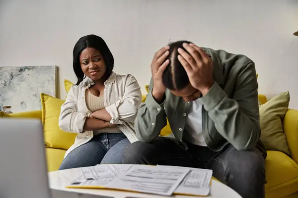 Coppia afroamericana sul divano, uomo angosciato, donna interessata. — Foto stock