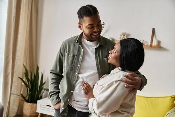 Ein glückliches afroamerikanisches Paar umarmt sich zu Hause. — Stockfoto