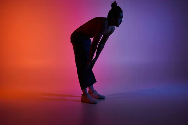 Un jeune Afro-Américain danse sur un fond de dégradé coloré. — Photo de stock