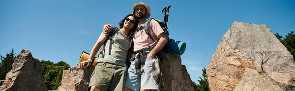 Un jeune couple gay profite d'une randonnée dans le désert par une journée d'été ensoleillée. — Photo de stock