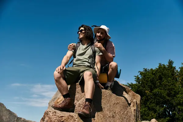 Una giovane coppia gay si gode un'escursione estiva insieme nella natura selvaggia. — Foto stock