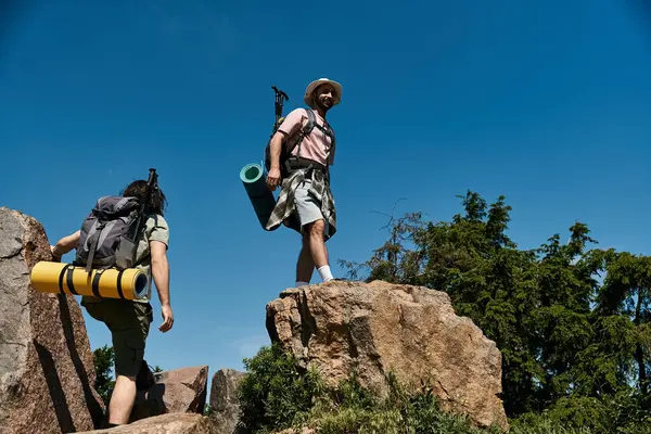 Um jovem casal gay caminha por um deserto de verão, desfrutando das vistas panorâmicas e da companhia uns dos outros. — Fotografia de Stock