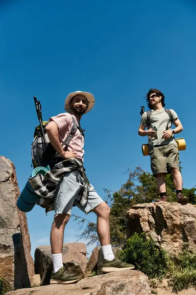 Two young men, a gay couple, enjoy a summer hiking adventure in the wilderness. — Foto stock