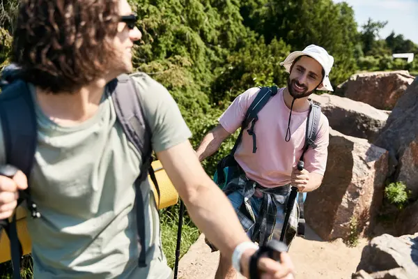 Dois jovens caminham juntos no verão, sorrindo e curtindo ao ar livre. — Fotografia de Stock