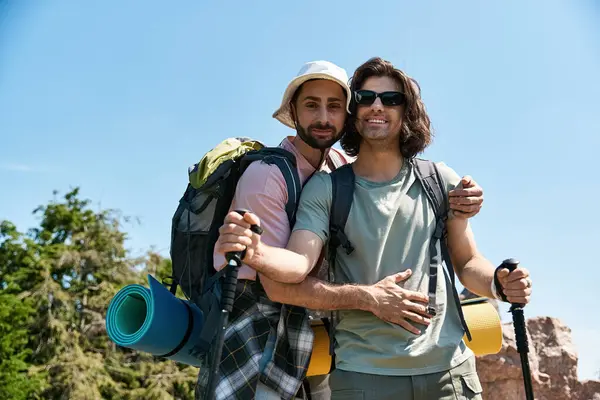 Um gay casal caminhadas juntos no o deserto no um ensolarado verão dia. — Fotografia de Stock