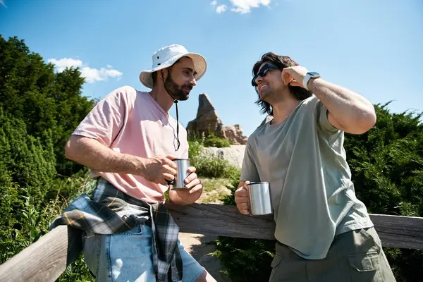 Ein junges schwules Paar genießt einen sonnigen Sommertag beim gemeinsamen Wandern in der Wildnis. — Stockfoto