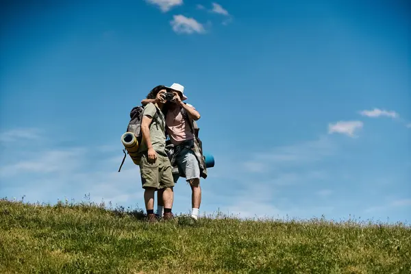 Um jovem casal gay caminha juntos no deserto, fazendo uma pausa para apreciar a vista em um dia ensolarado de verão. — Fotografia de Stock