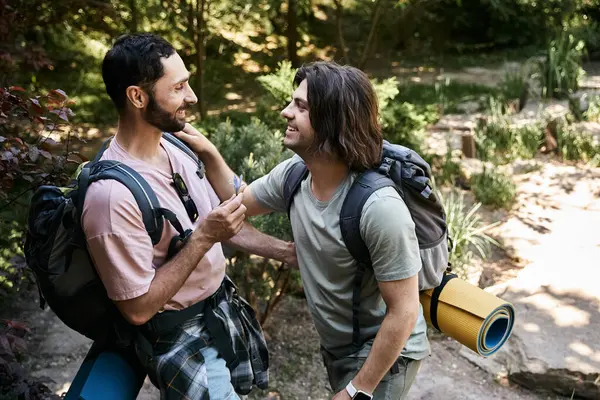 Um jovem casal gay caminha juntos no deserto de verão, apreciando a bela ao ar livre. — Fotografia de Stock