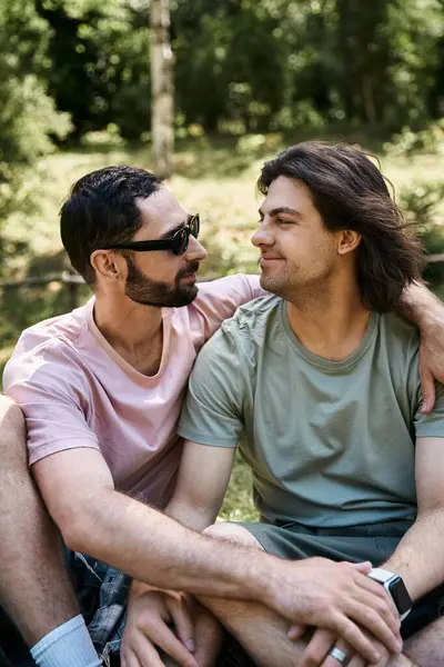 Una giovane coppia gay si gode un'escursione nei boschi in una calda giornata estiva. — Foto stock