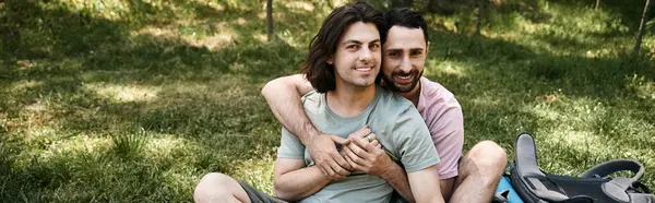 A young gay couple enjoys a summer hike together in the wilderness. — Stock Photo