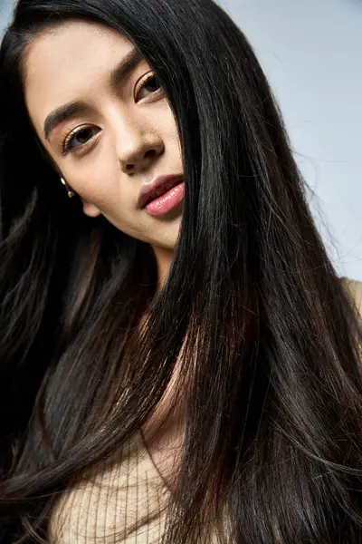 A young woman with long, black hair poses confidently for the camera. — Stock Photo