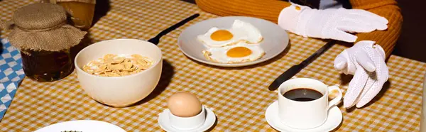 A fashionable woman enjoys a breakfast of fried eggs, cereal, and coffee. — Stock Photo
