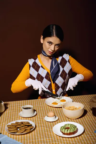 Uma jovem mulher em uma roupa retro elegante senta-se em uma mesa, desfrutando de café da manhã. — Fotografia de Stock