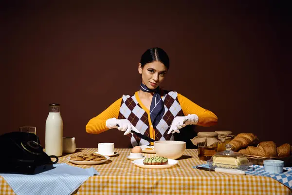 Uma jovem mulher em uma roupa elegante corta seu café da manhã em um ambiente retro. — Fotografia de Stock