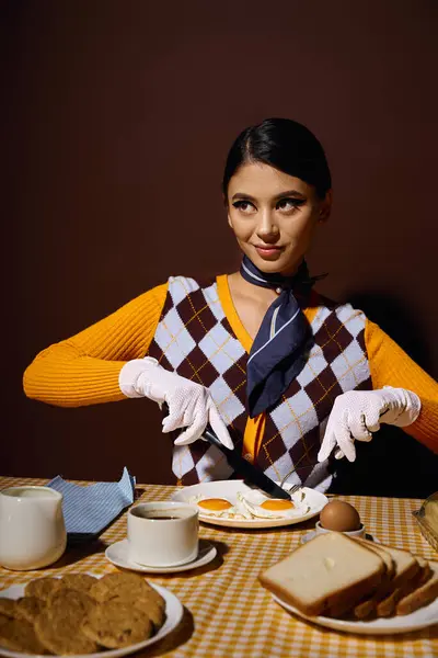 Eine Frau im schicken Outfit genießt eine Mahlzeit mit Eiern, Toast und Kaffee. — Stockfoto